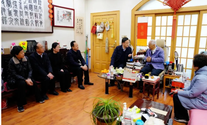 歲寒送溫暖 佳節(jié)送祝福——開封市中醫(yī)院領(lǐng)導(dǎo)走訪慰問醫(yī)院部分離退休老干部